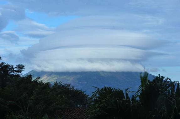 O vulcão Concepción coberto por uma estranha formação de nuvens, na Isla Ometepe, no Lago de Nicarágua